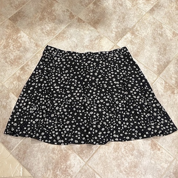 NEW Rue21 Daisy Y2K Skater Mini Skirt Pull On Black White Yellow Plus Size 3X - Picture 5 of 7